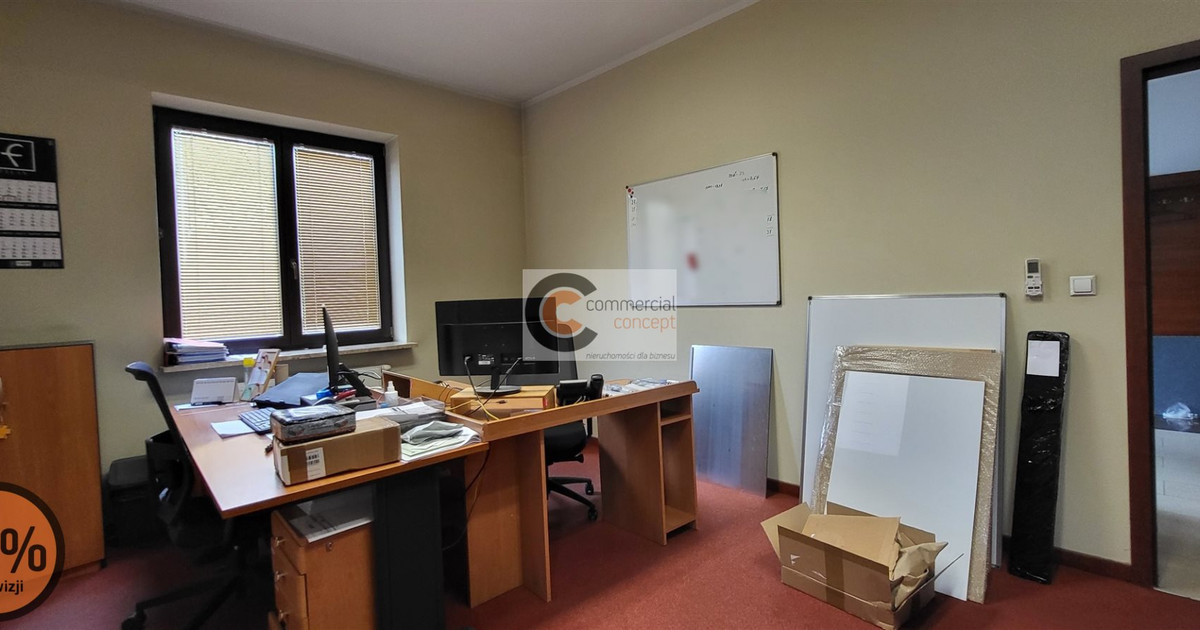 Wolnostojący budynek biurowy z placem zielonym