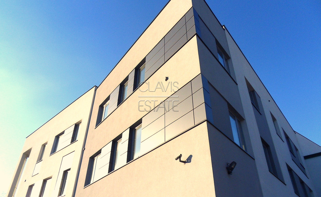 Lokal na usługi medyczne lub inną działalność - do własnej aranżacji , winda