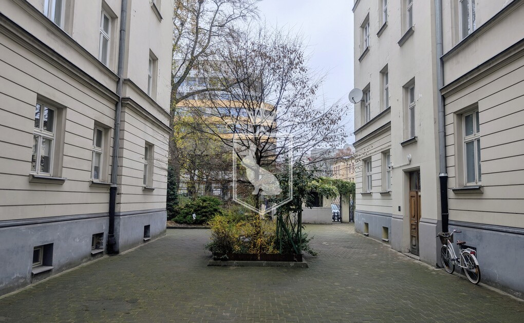 Kawalerka 29m do remontu w przedwojennej kamienicy