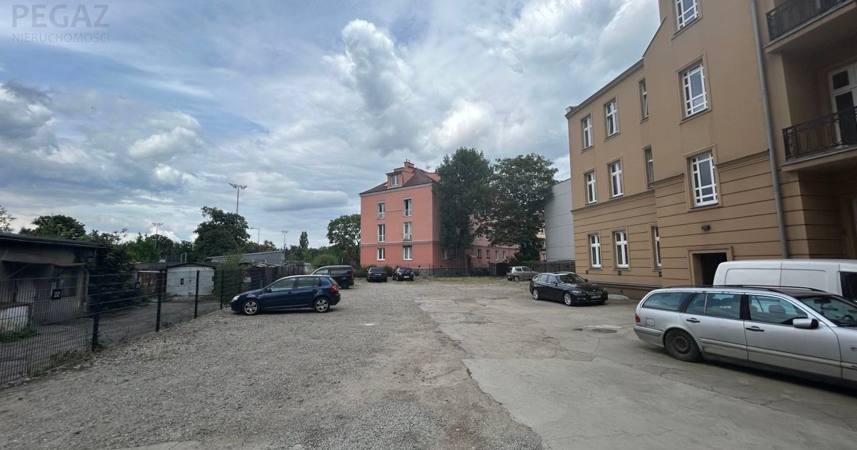 Miejsca postojowe na zamkniętym obszarze, Ostrówek