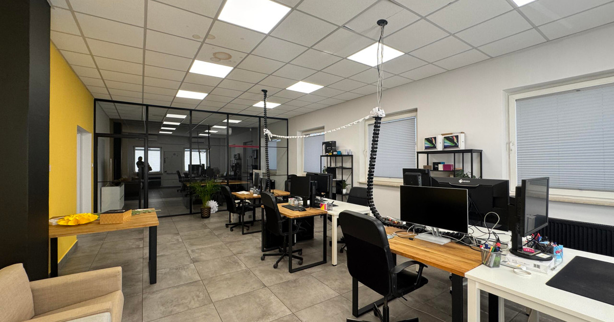 W kameralnym budynku, dobra lokalizacja