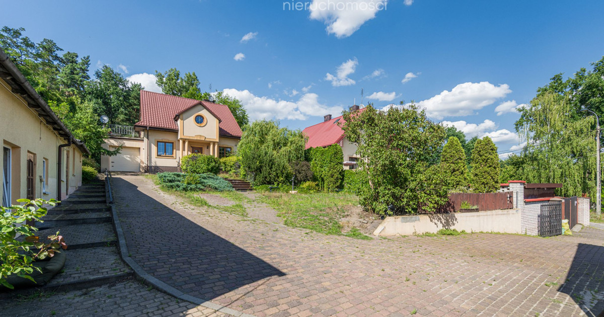 Działka 1379 m2 z zabudową 2 domów w Wesołej