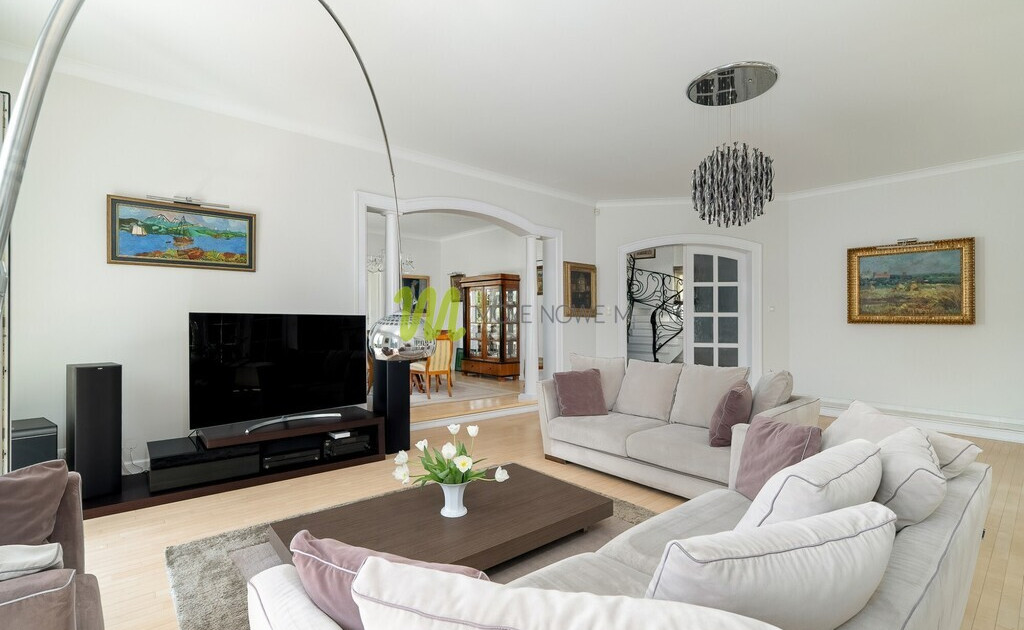 Rezydencja o rozłożystej bryle, Podolany