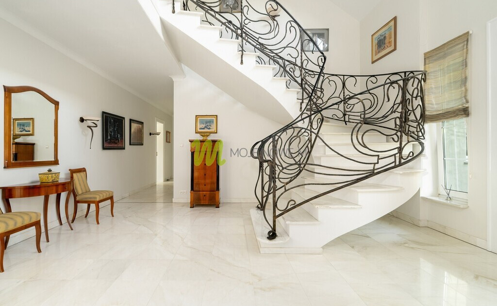 Rezydencja o rozłożystej bryle, Podolany