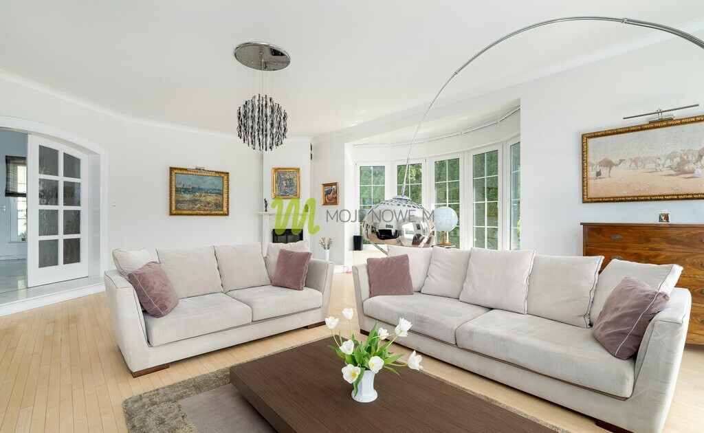 Rezydencja o rozłożystej bryle, Podolany