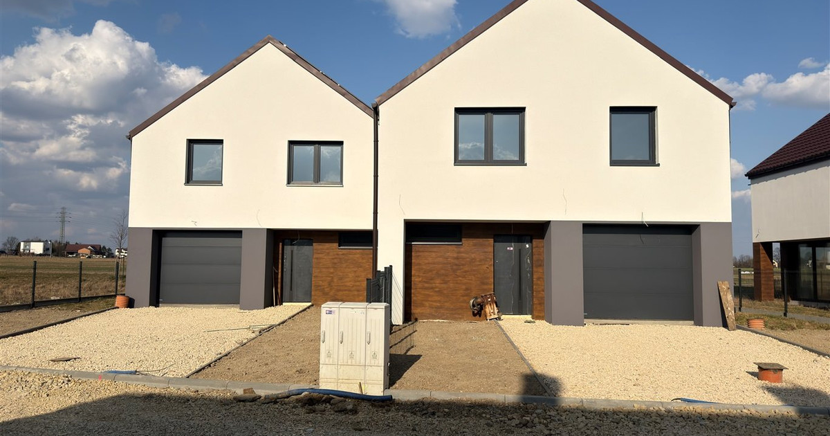 Nowoczesny bliźniak z garażem i fotowoltaiką