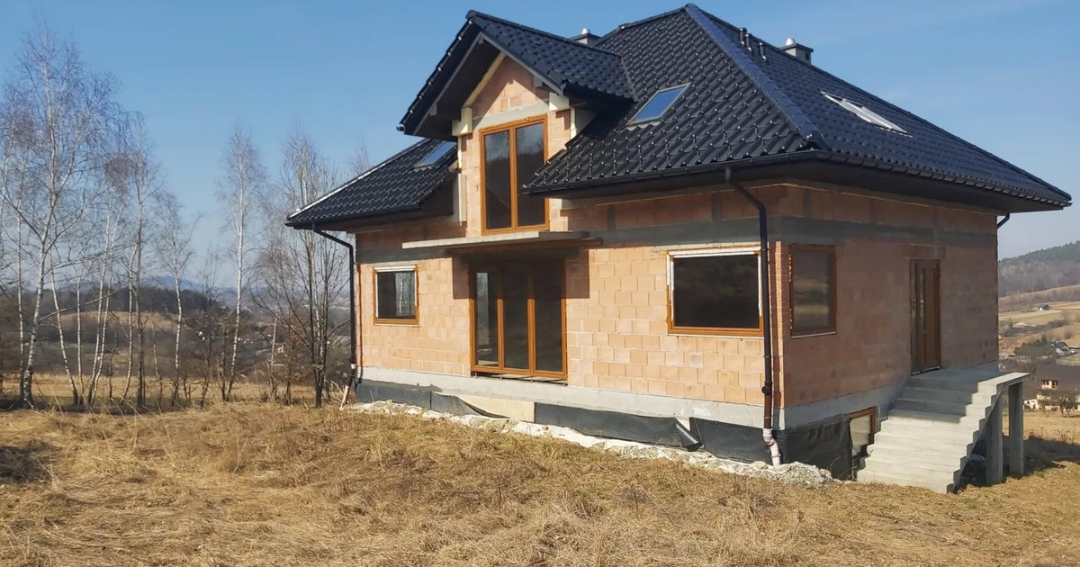 Dom na wzniesieniu w powiecie Myślenickim