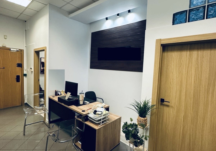 blisko Arkadii/miejsce na szyld/parking/klima