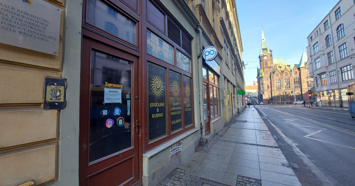Lokal usługowy na Starym Mieście z witryną po generalnym remoncie