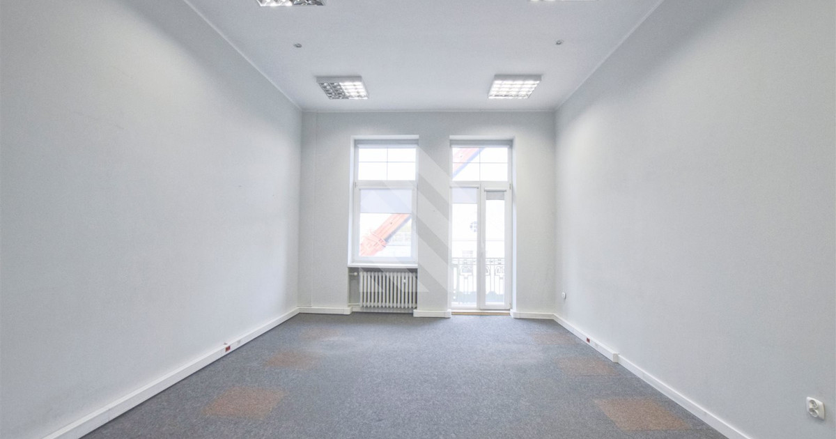 Lokal biurowy z balkonem 26,1m2,kamienica z windą