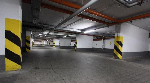 Miejsce parkingowe w hali garażowej - Platan