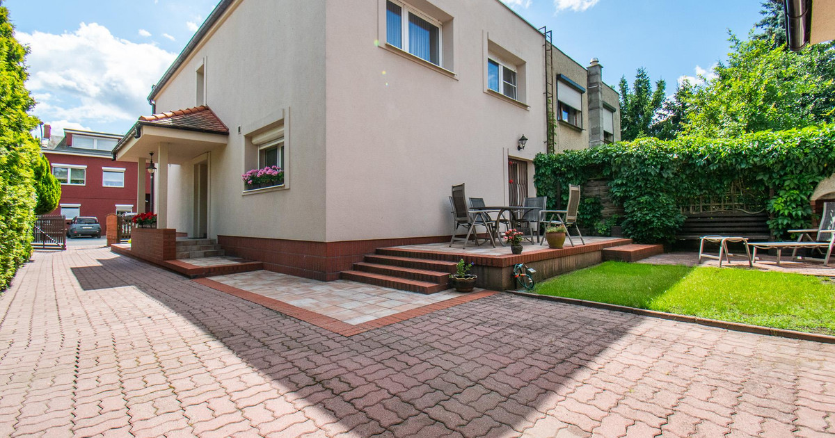 Bardzo zadbany, z dużym garażem, bez prowizji