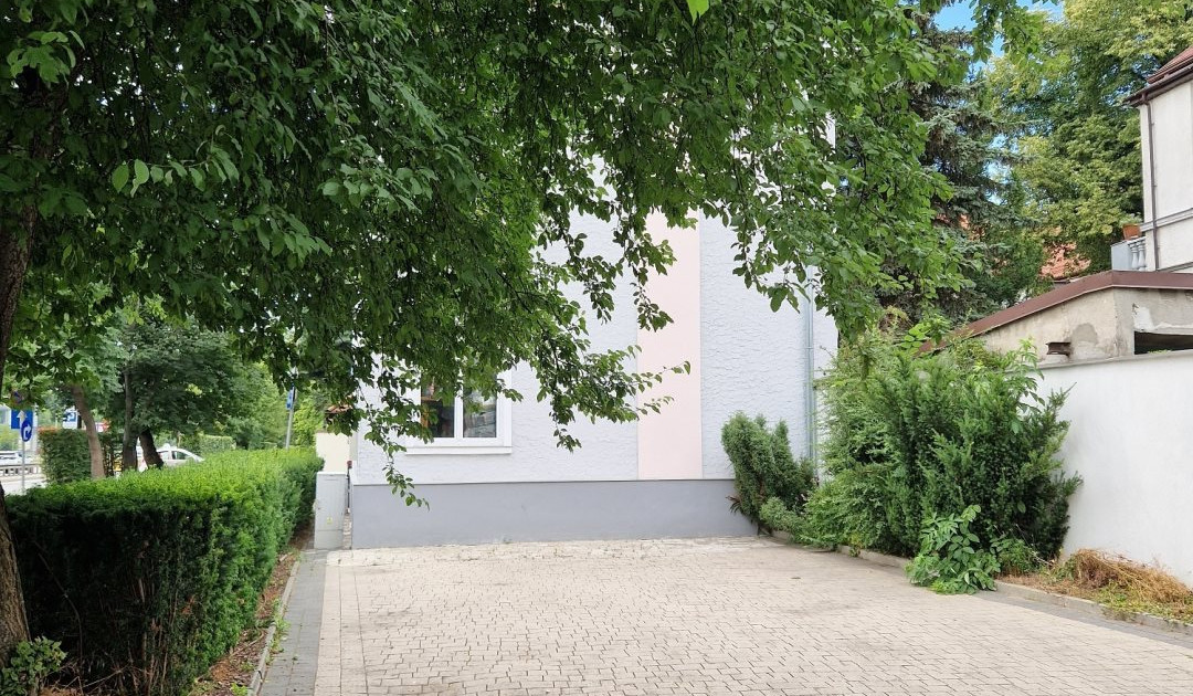 Dom wolnostojący z prywatnym parkingiem
