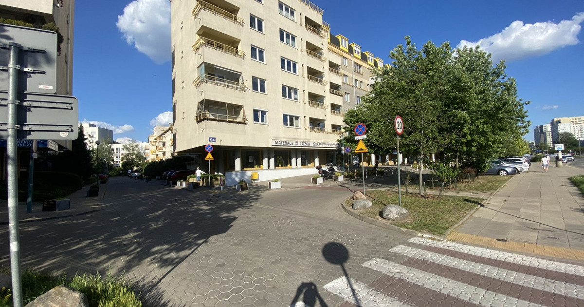 Lokal użytkowy z dużymi witrynami przy al. KEN 94