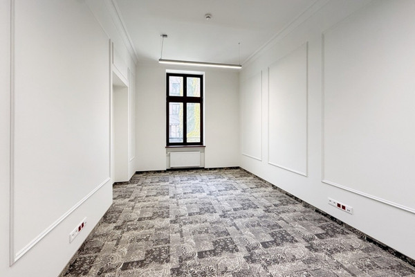 Üzlethelyiség, 156 m²