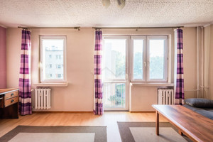 jednopokojowe mieszkanie z osobną kuchnią oraz piwnicą
