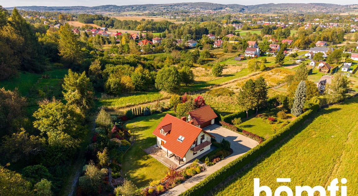 Dom – Brzoskwinia, Dwór - Widok 2