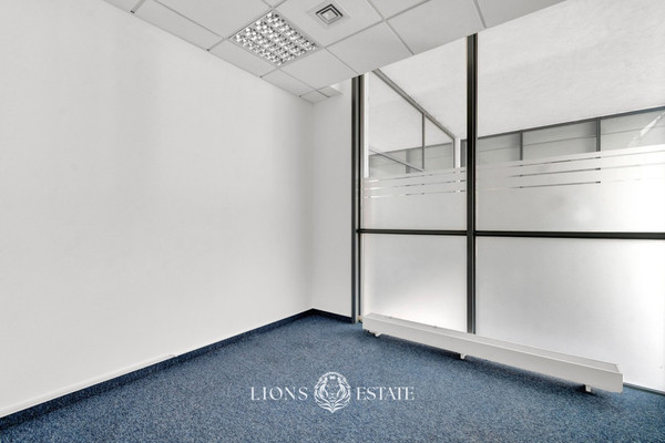 Post kummerċjali, 131 m²