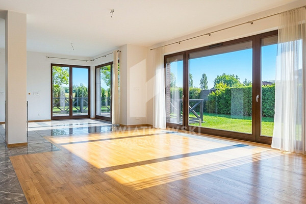 Hiša, 330 m², zemljišče 1000 m²
