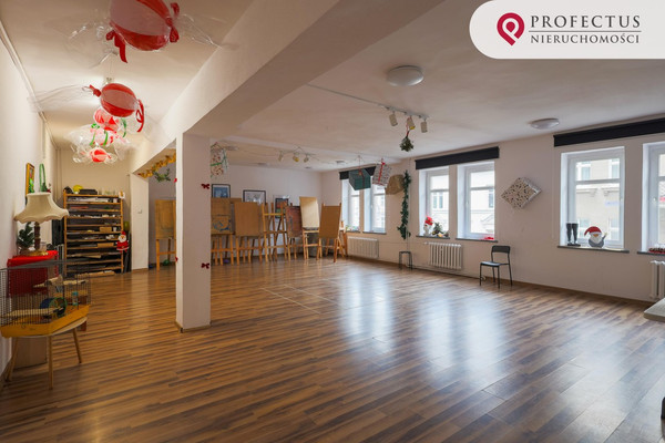 Lokal, 310 m²