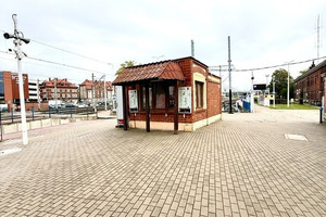 Pawilon gastronomiczny na peronie PKP