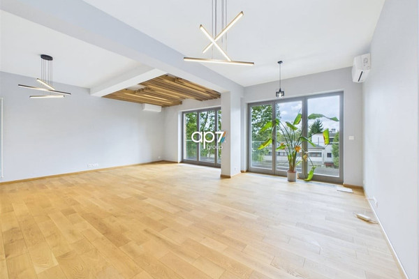 Maja, 300 m², krunt 700 m²