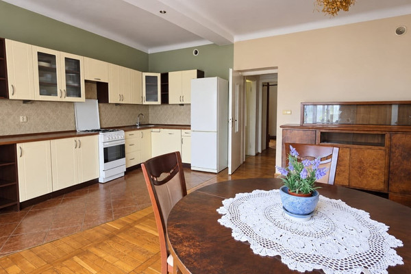 Casa, 280 m², terreno 664 m²