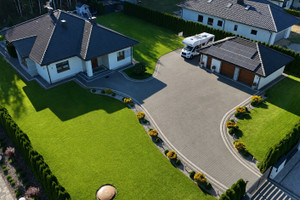 Nowoczesny dom parterowy 165m2 z dużym garażem 65m2 + fotowoltaika – zadbana działka