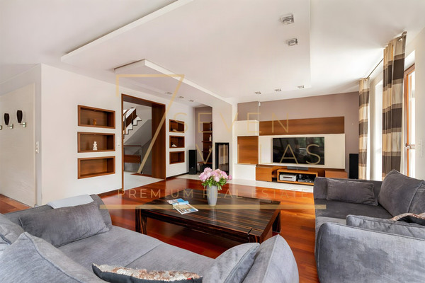 Casă, 246 m², teren 328 m²