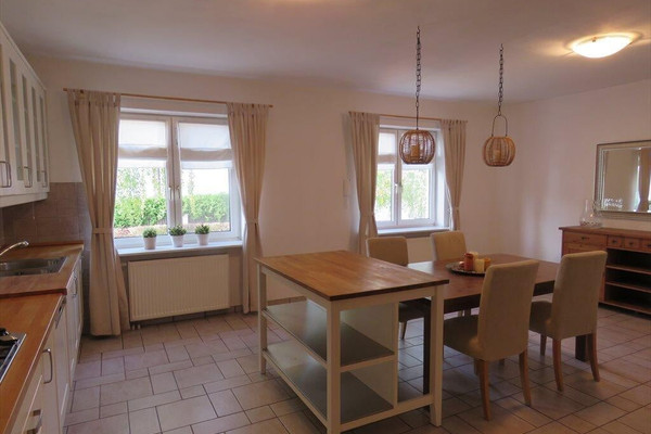 Hiša, 330 m², zemljišče 400 m²