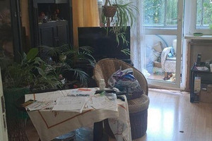 Klasyczny układ z jasną kuchnią i osobnym WC
