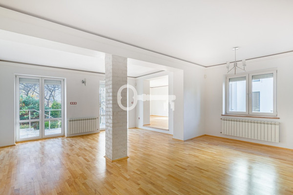 Shtëpi, 330 m², tokë 700 m²