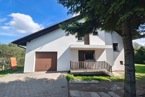 Parterowy dom jednorodzinny, nowe okna oraz odnowiona elewacja
