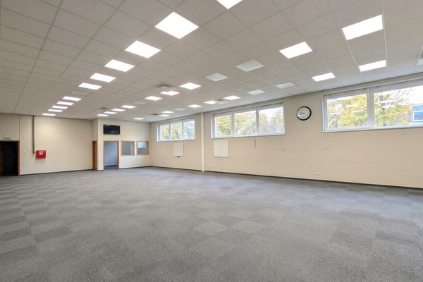Lokal, 679 m²