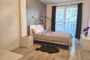 Srebrny standard z zielonej ramie